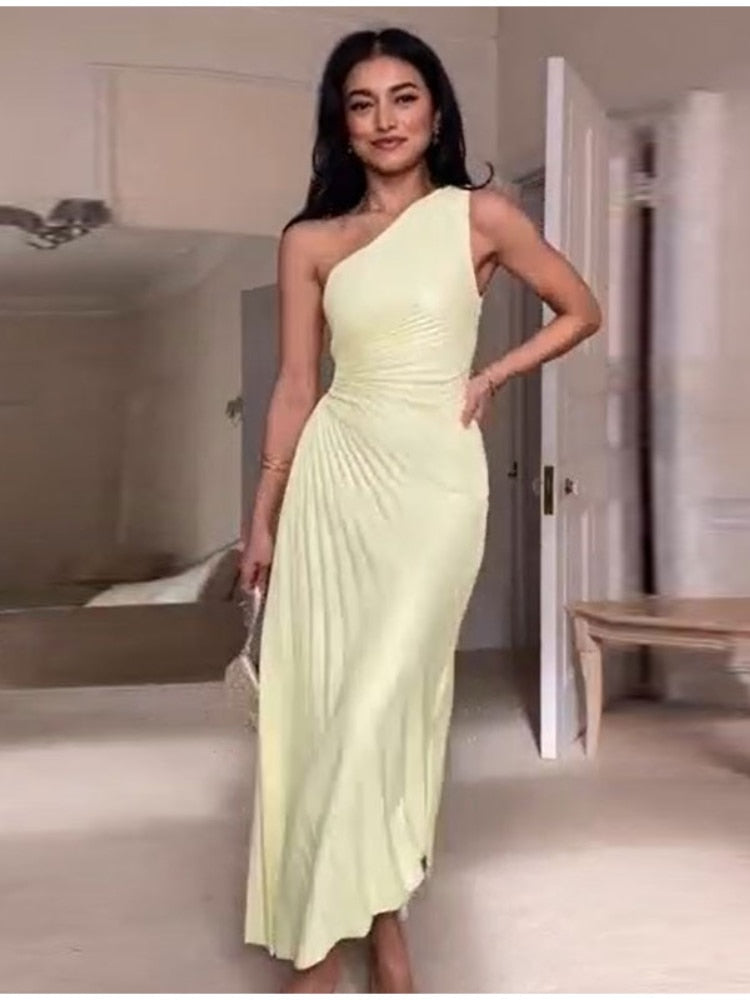 "Robe Regina longue, élégante, aux couleurs vibrantes, en tissu satiné, mettant en valeur la silhouette féminine."