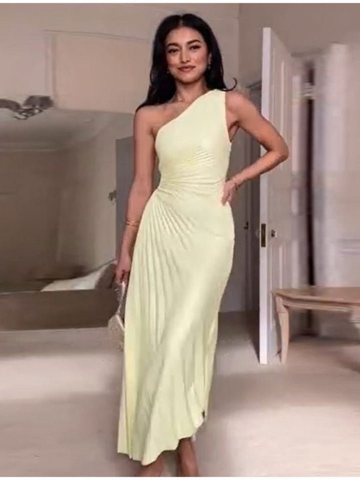 "Robe Regina longue, élégante, aux couleurs vibrantes, en tissu satiné, mettant en valeur la silhouette féminine."