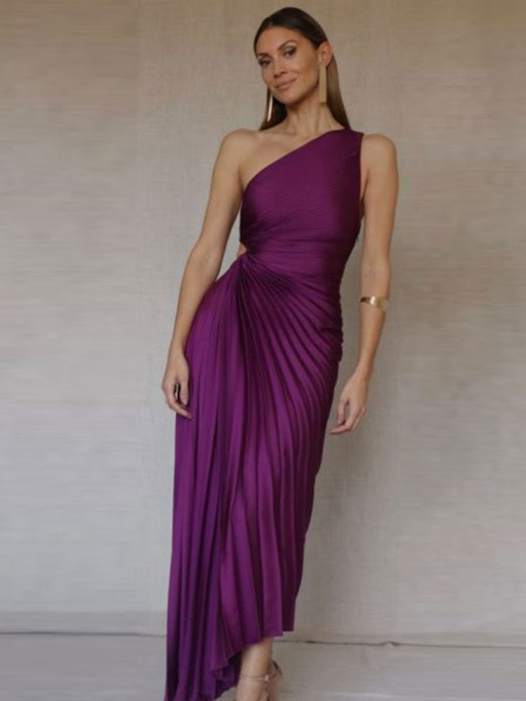 "Robe Regina longue, élégante, aux couleurs vibrantes, en tissu satiné, mettant en valeur la silhouette féminine."