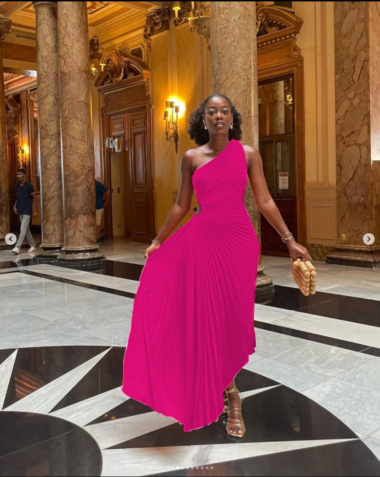 "Robe Regina longue, élégante, aux couleurs vibrantes, en tissu satiné, mettant en valeur la silhouette féminine."