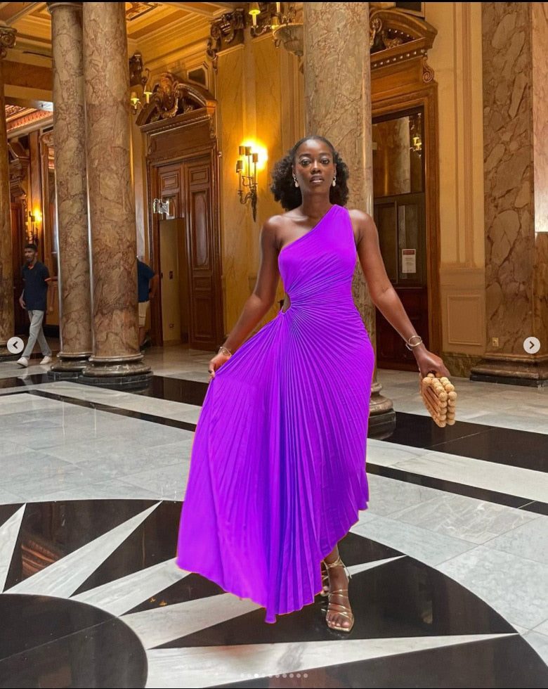 "Robe Regina longue, élégante, aux couleurs vibrantes, en tissu satiné, mettant en valeur la silhouette féminine."