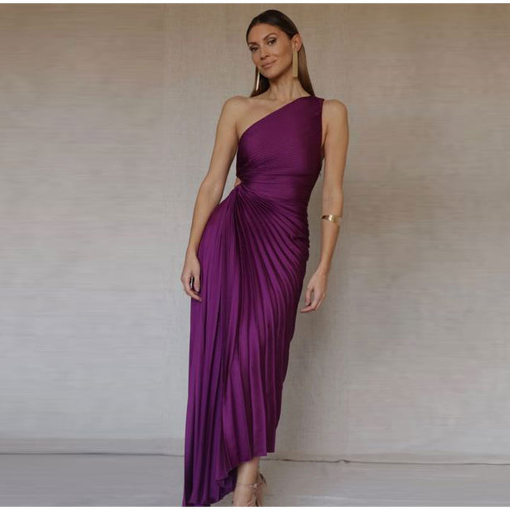 "Robe Regina longue, élégante, aux couleurs vibrantes, en tissu satiné, mettant en valeur la silhouette féminine."