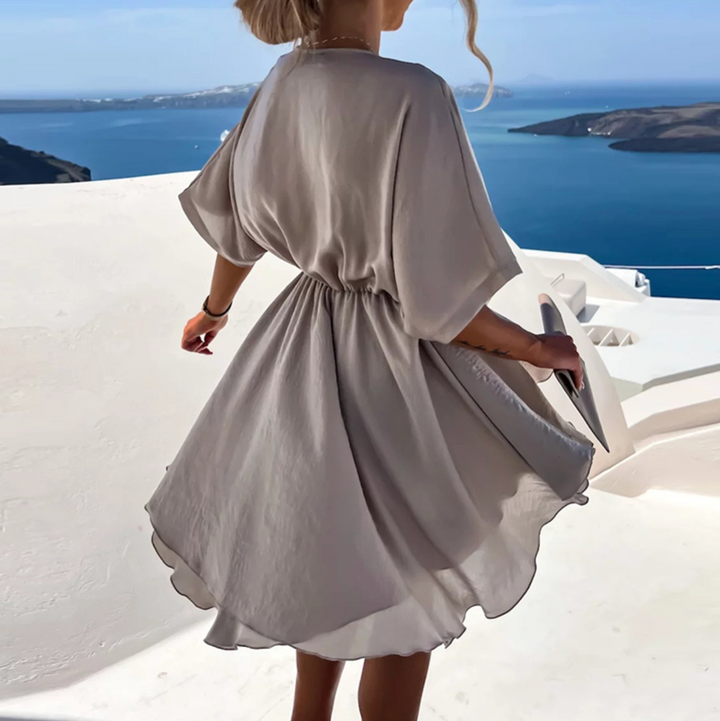 Robe Romane d'été, fluide et élégante, en kaki avec coupe flatteuse et tissu léger respirant, idéale pour l'été.