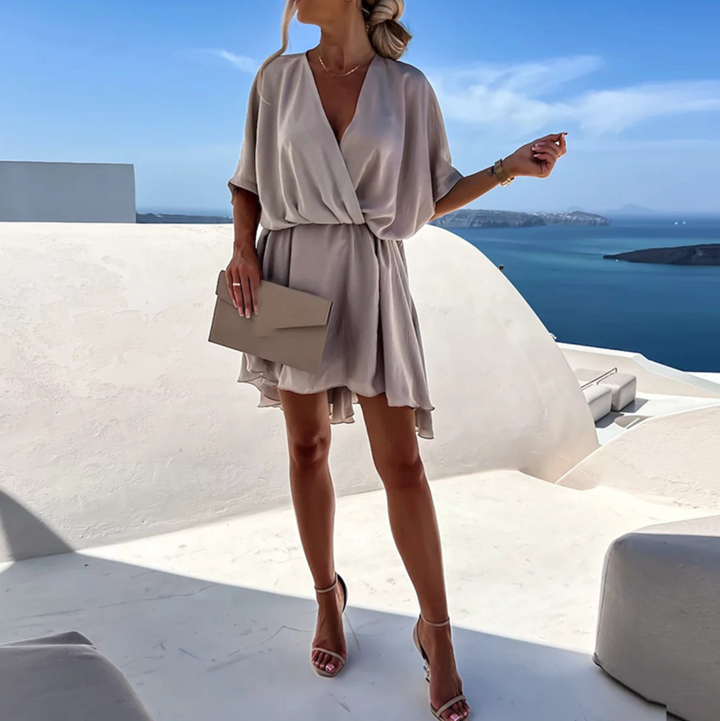 Robe rose élégante femme, stylisée avec des accessoires. Look chic et intemporel pour toutes.