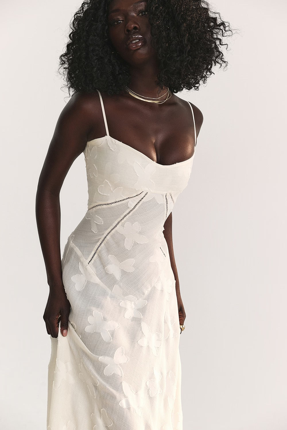 Robe rose vintage dentelle, soirée glamour.  Coupe élégante, détails floraux.