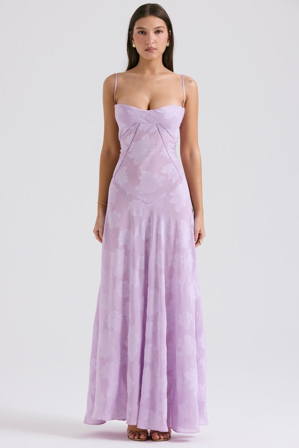Robe rose vintage dentelle, soirée glamour.  Coupe élégante, détails floraux.