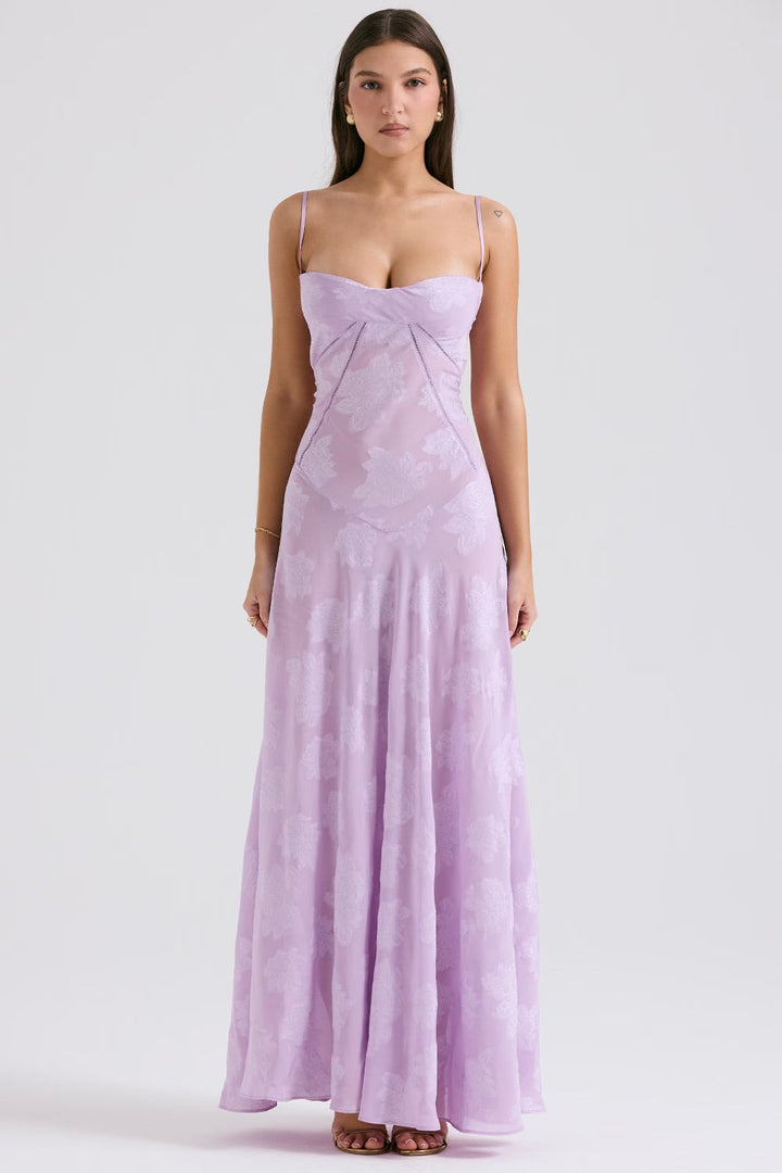 Robe rose vintage dentelle, soirée glamour.  Coupe élégante, détails floraux.