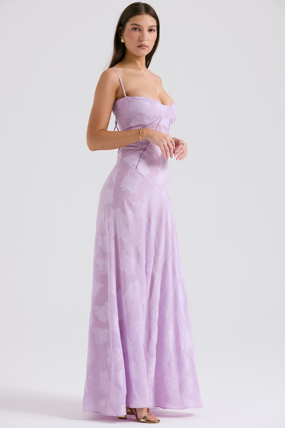 Robe rose vintage dentelle, soirée glamour.  Coupe élégante, détails floraux.