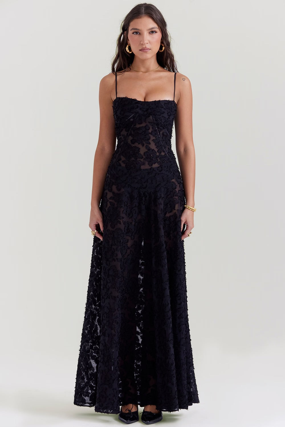 Robe rose vintage dentelle, soirée glamour.  Coupe élégante, détails floraux.