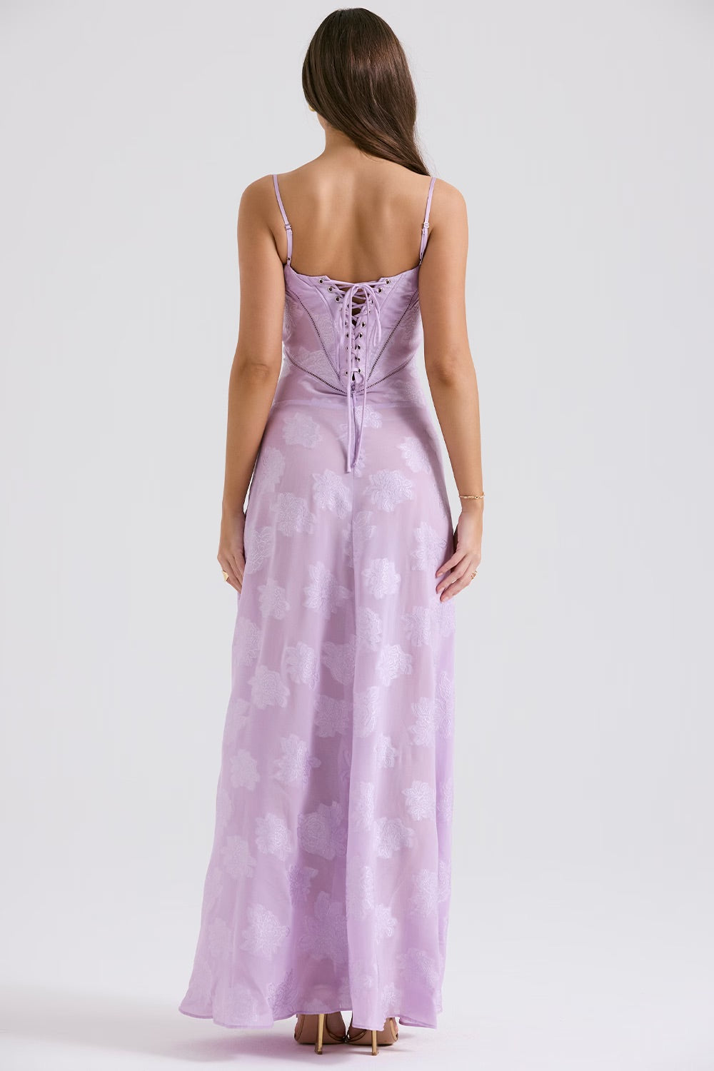 Robe rose vintage dentelle, soirée glamour.  Coupe élégante, détails floraux.