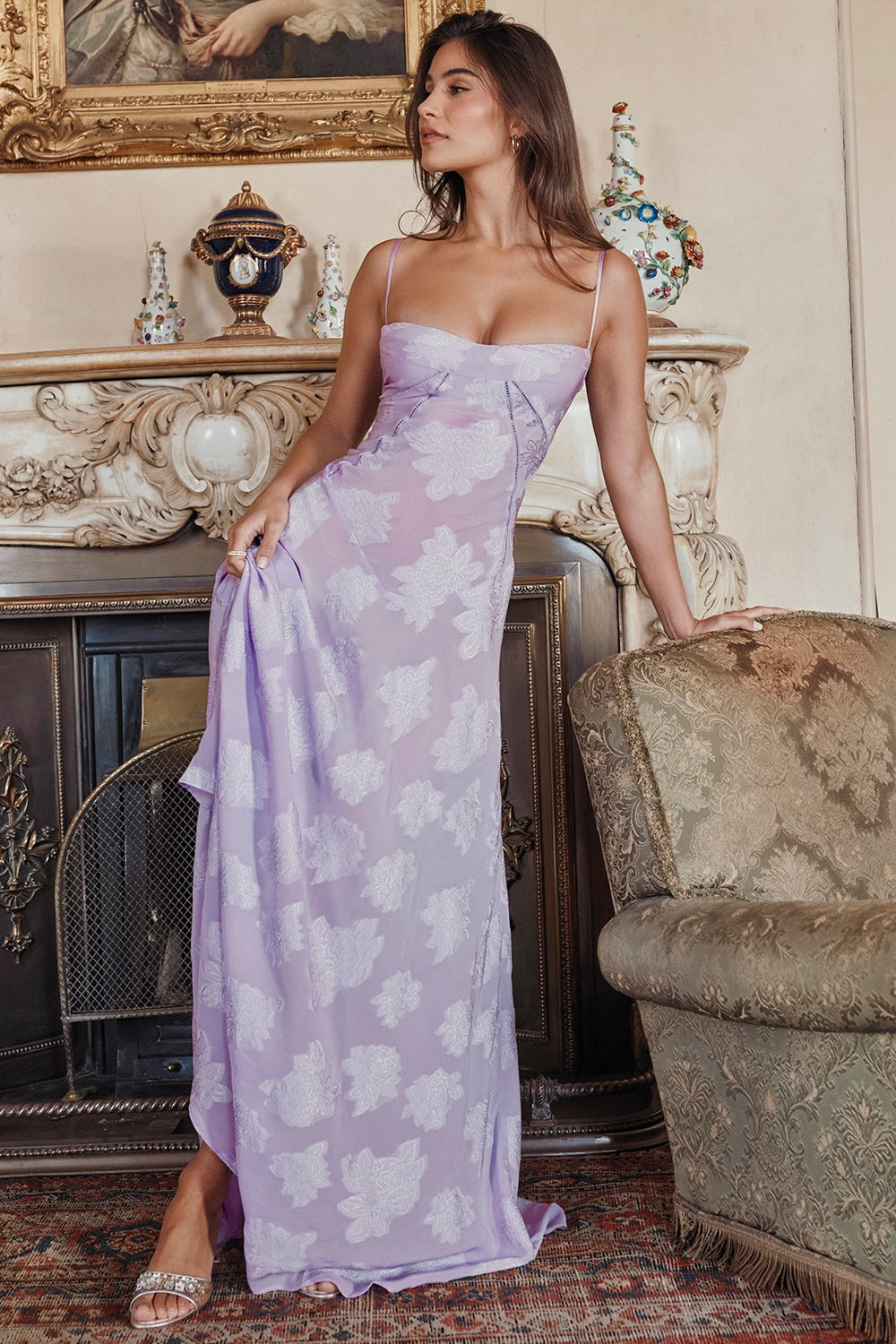 Robe rose vintage dentelle, soirée glamour.  Coupe élégante, détails floraux.