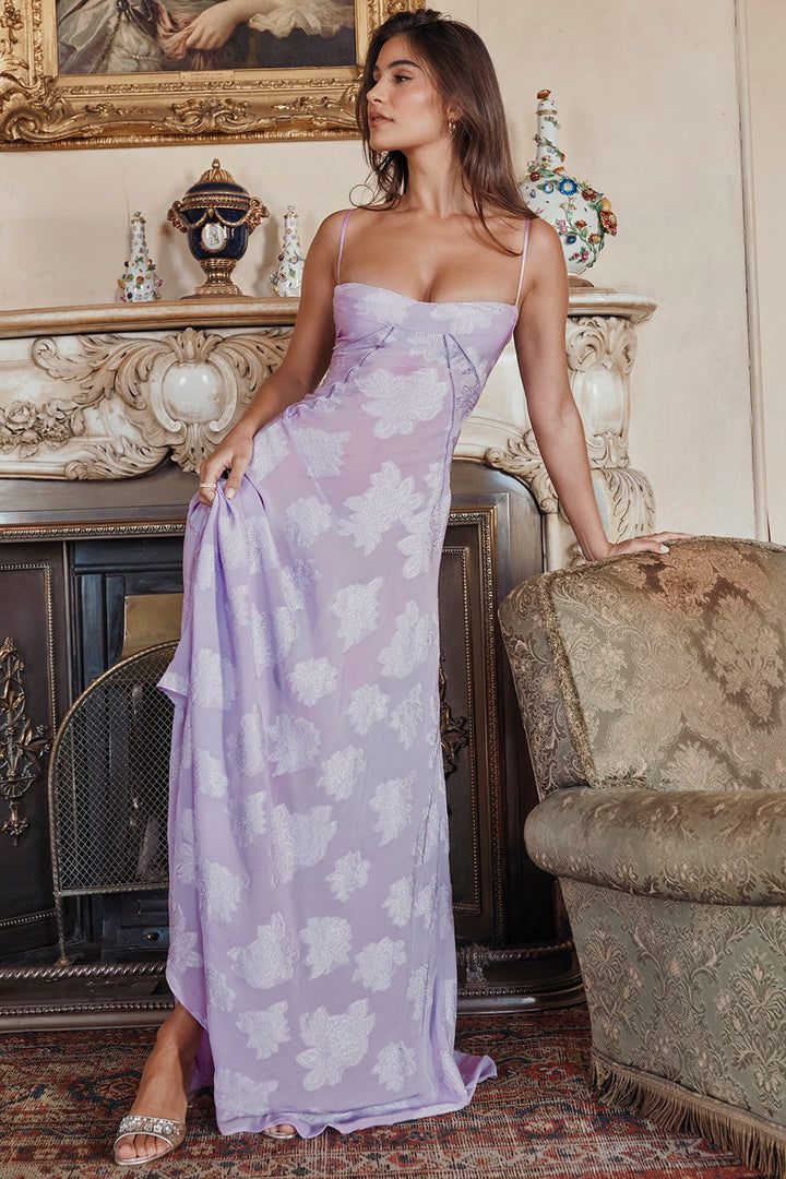Robe rose vintage dentelle, soirée glamour.  Coupe élégante, détails floraux.