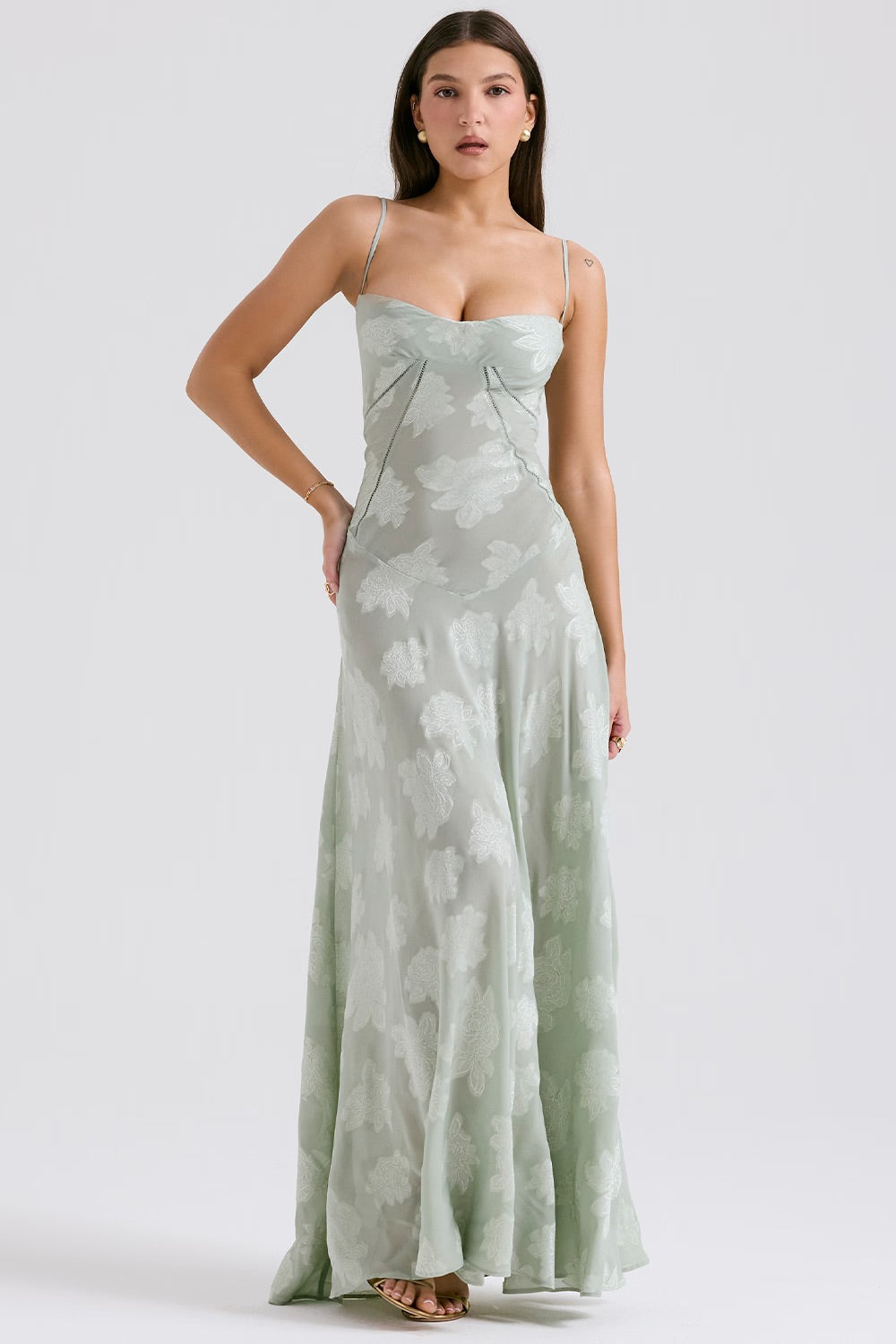 Robe rose vintage dentelle, soirée glamour.  Coupe élégante, détails floraux.