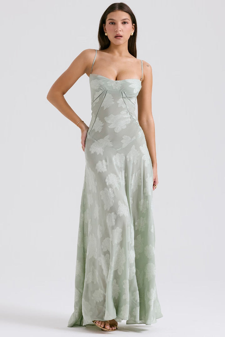 Robe rose vintage dentelle, soirée glamour.  Coupe élégante, détails floraux.