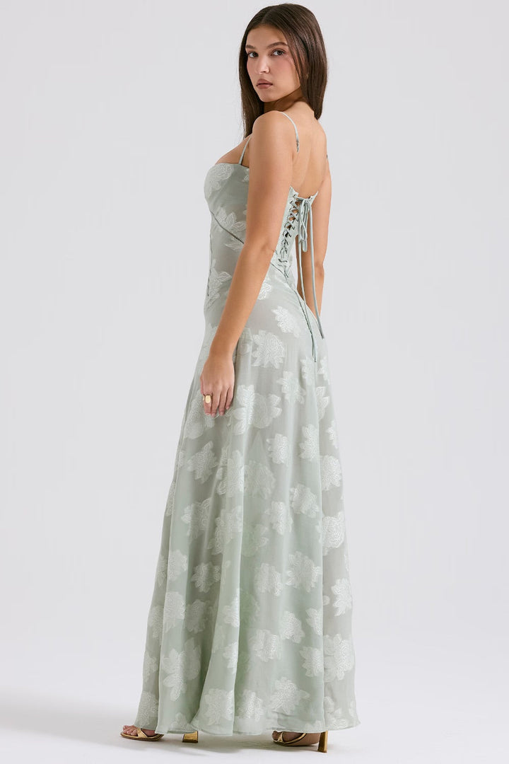Robe rose vintage dentelle, soirée glamour.  Coupe élégante, détails floraux.