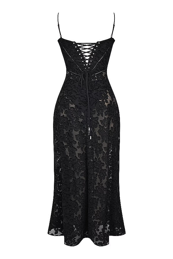 Robe rose vintage dentelle, soirée glamour.  Coupe élégante, détails floraux.