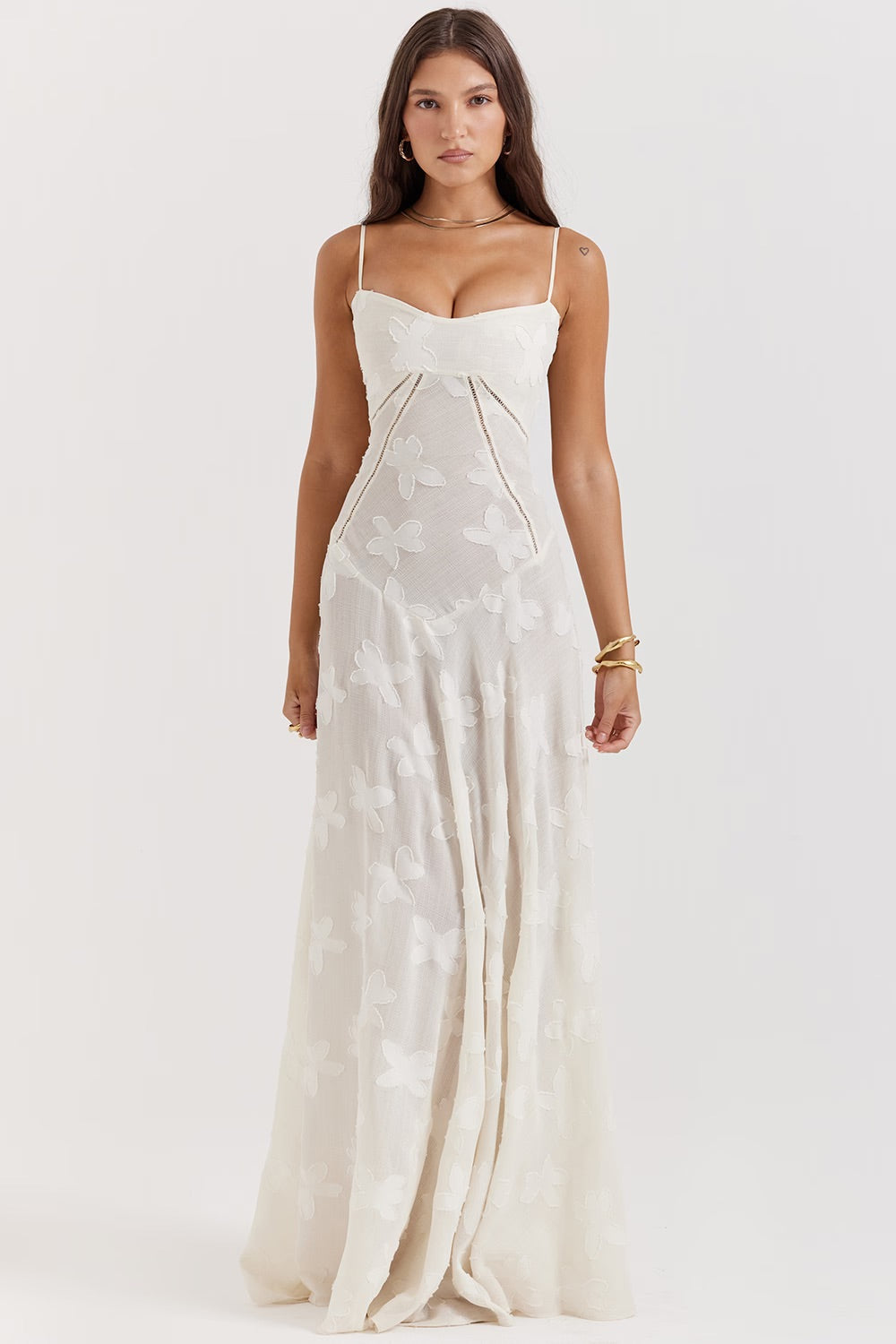 Robe rose vintage dentelle, soirée glamour.  Coupe élégante, détails floraux.