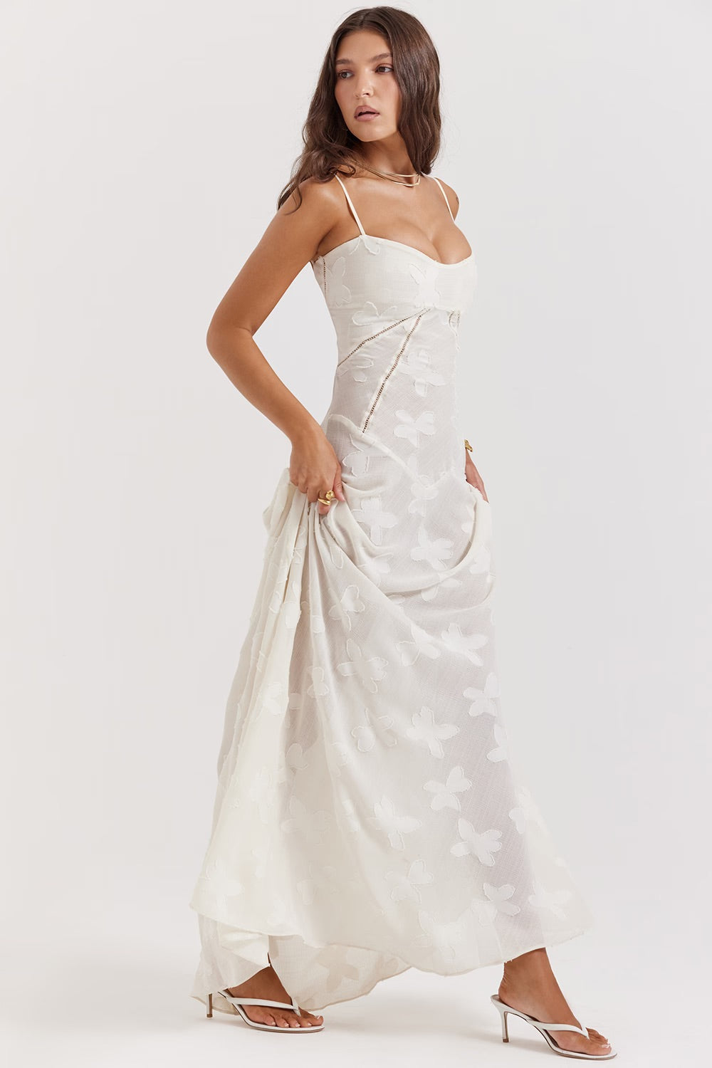 Robe rose vintage dentelle, soirée glamour.  Coupe élégante, détails floraux.