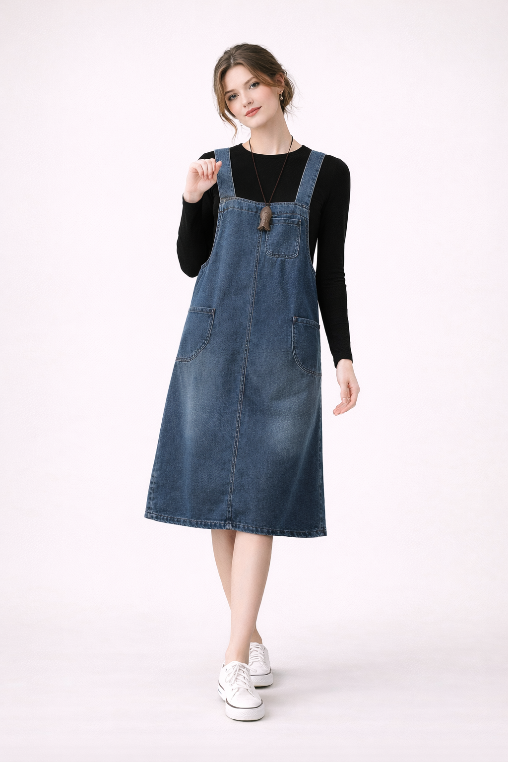 Salopette robe jean pour femme, look casual et vintage, idéale pour un confort quotidien et stylé.