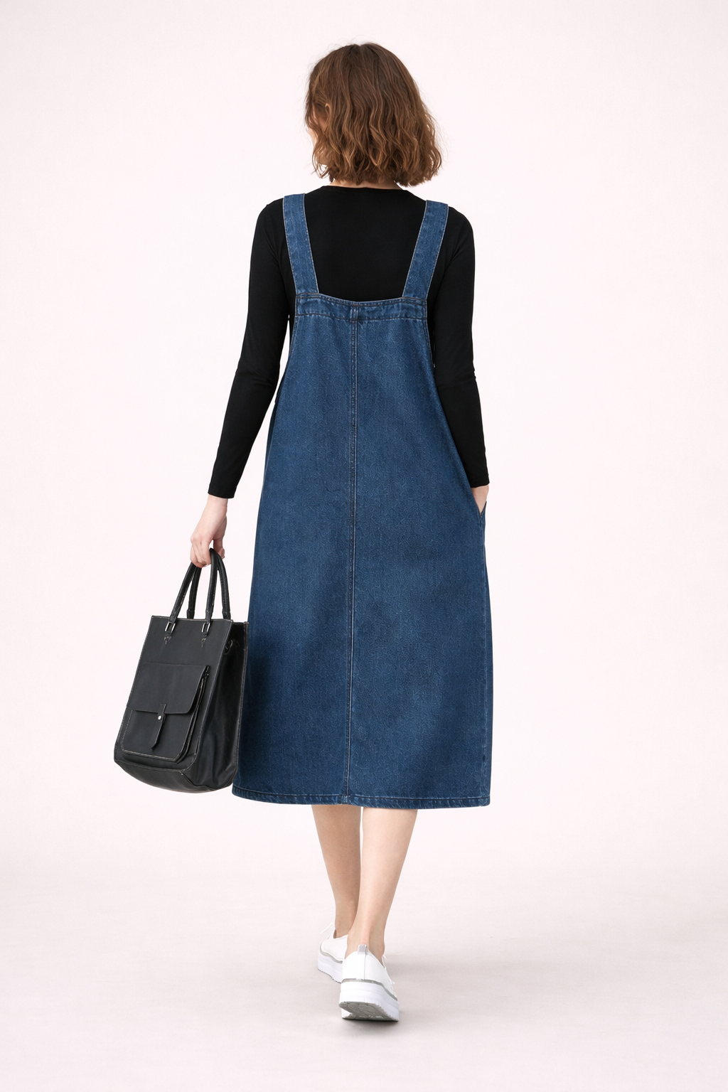 Robe salopette maxi en jean, coupe ample et décontractée, un vêtement femme incontournable et mode.