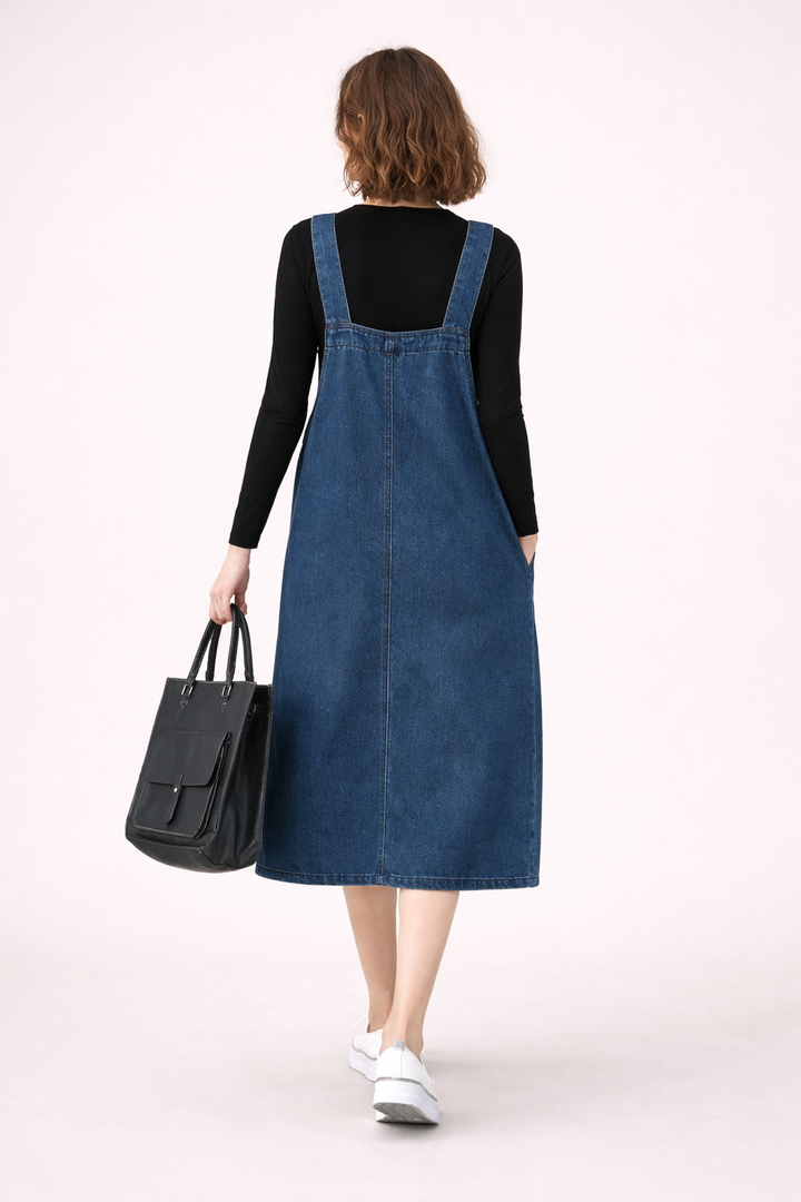 Robe salopette maxi en jean, coupe ample et décontractée, un vêtement femme incontournable et mode.