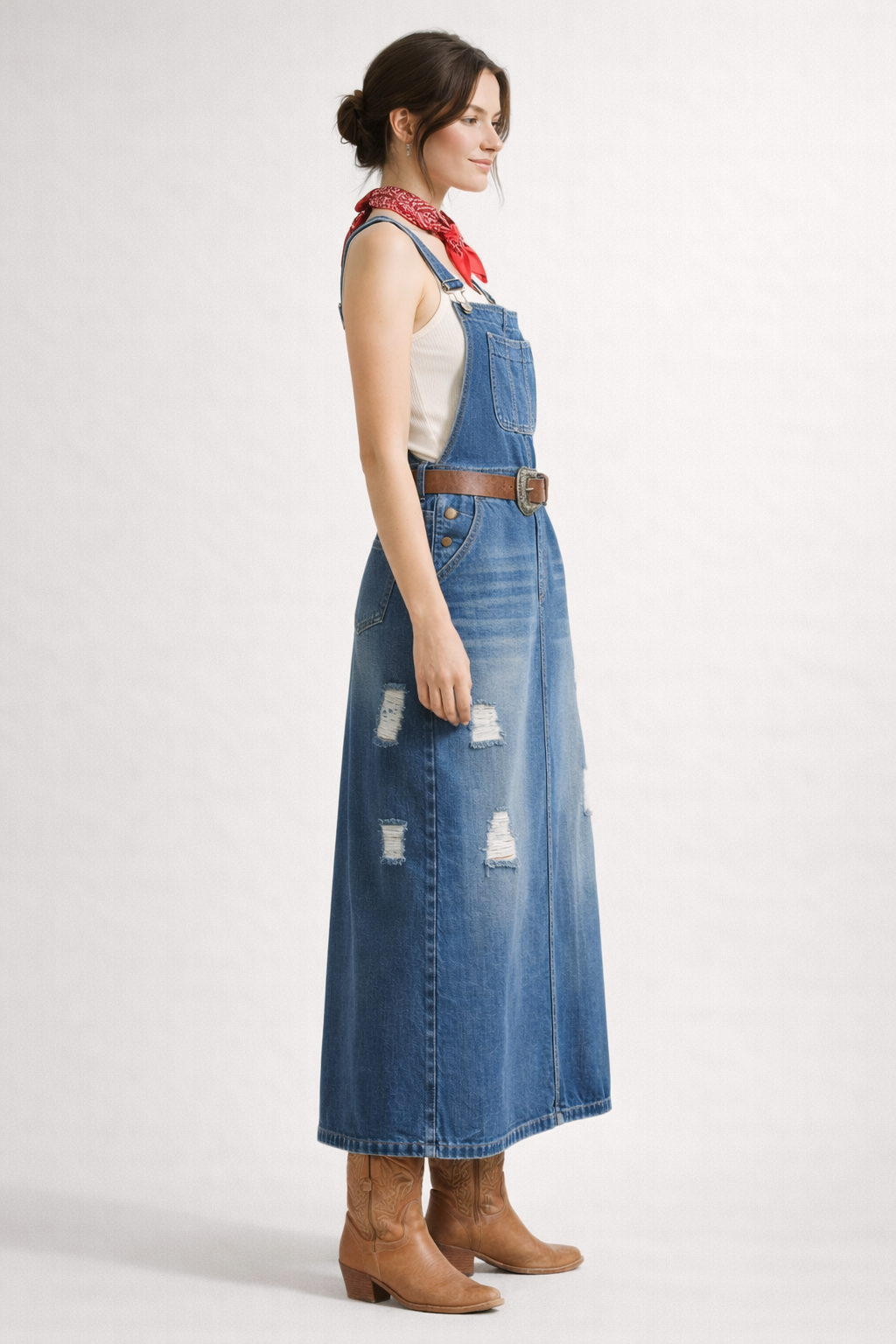 Élégante robe salopette midi femme bleue. Parfaite pour un look estival chic et décontracté.
