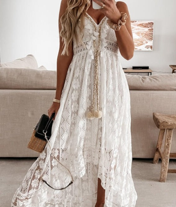 Robe-slip femme chic à col V et dentelle noire. Idéale pour l'été ou une tenue de soirée glamour.