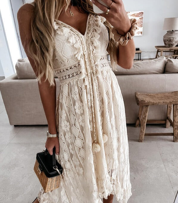Mode féminine : robe-slip d'été légère avec bordure en dentelle, col en V plongeant. Confort et élégance chic.