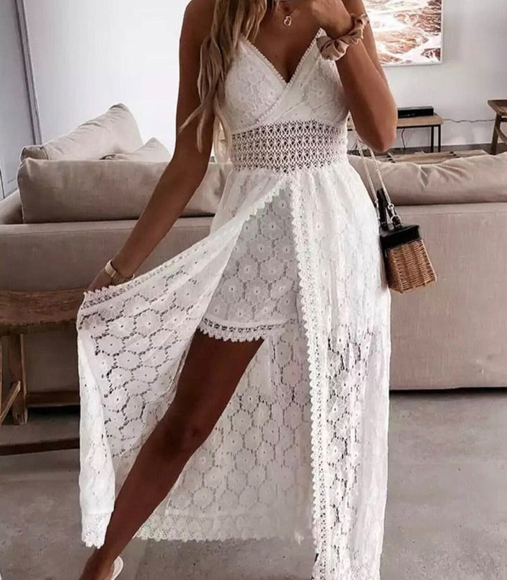 Tenue glamour : robe-slip femme à col V profond, ornements en dentelle. Élégance estivale pour une soirée chic.