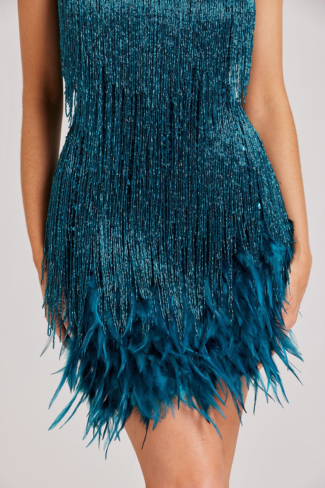 Robe soirée plumes et franges, élégante et fluide.  Parfait pour les occasions spéciales.