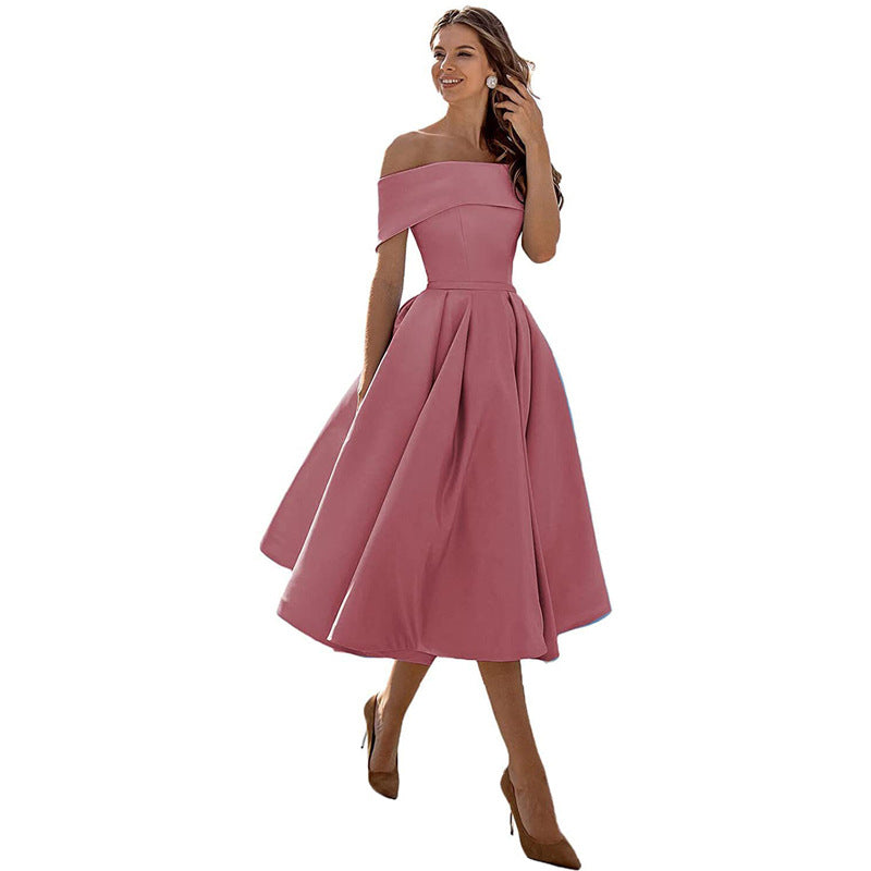 Robe soirée satinée élégante, coupe flatteuse.  Tissu fluide et confortable, idéale pour occasions spéciales.