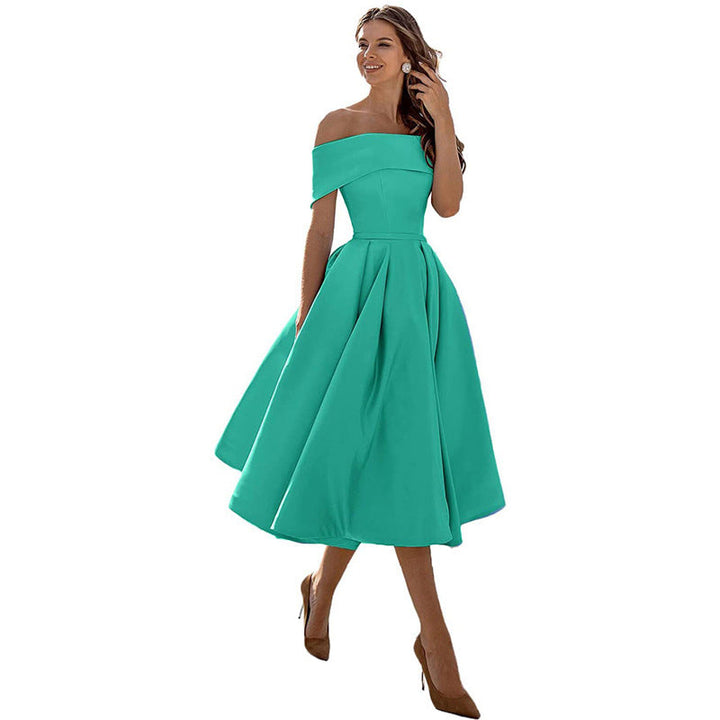 Robe soirée satinée élégante, coupe flatteuse.  Tissu fluide et confortable, idéale pour occasions spéciales.