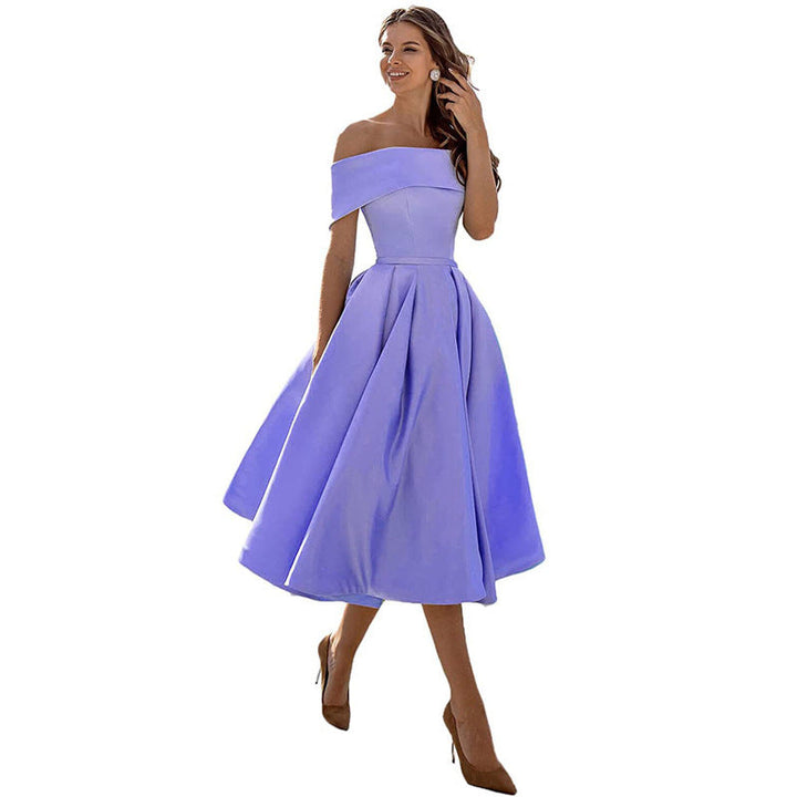 Robe soirée satinée élégante, coupe flatteuse.  Tissu fluide et confortable, idéale pour occasions spéciales.