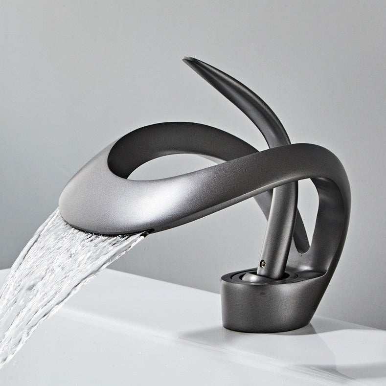 Robinet cascade doré brossé pour salle de bain. Design moderne et luxueux.