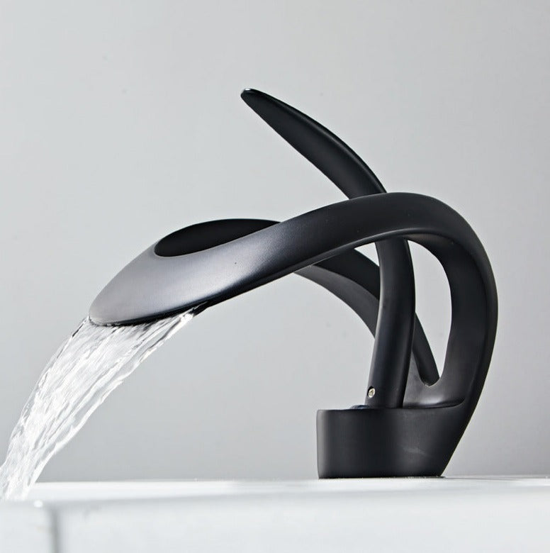 Robinet cascade doré brossé pour salle de bain. Design moderne et luxueux.