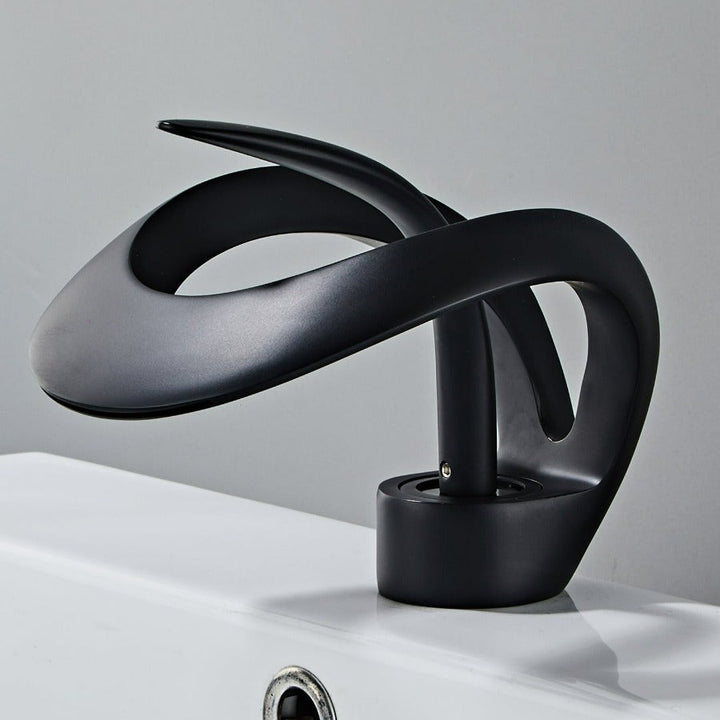 Robinet cascade doré brossé pour salle de bain. Design moderne et luxueux.