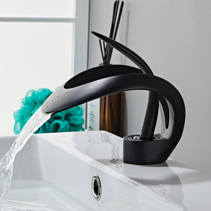 Robinet cascade doré brossé pour salle de bain. Design moderne et luxueux.