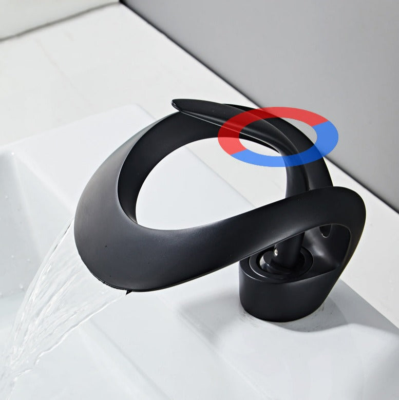 Robinet cascade doré brossé pour salle de bain. Design moderne et luxueux.