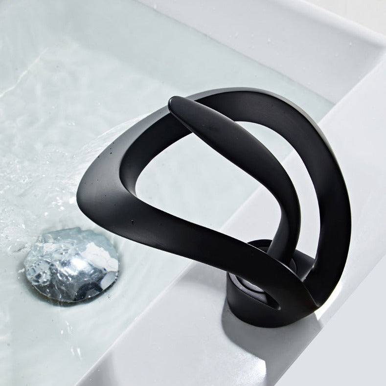 Robinet cascade doré brossé pour salle de bain. Design moderne et luxueux.