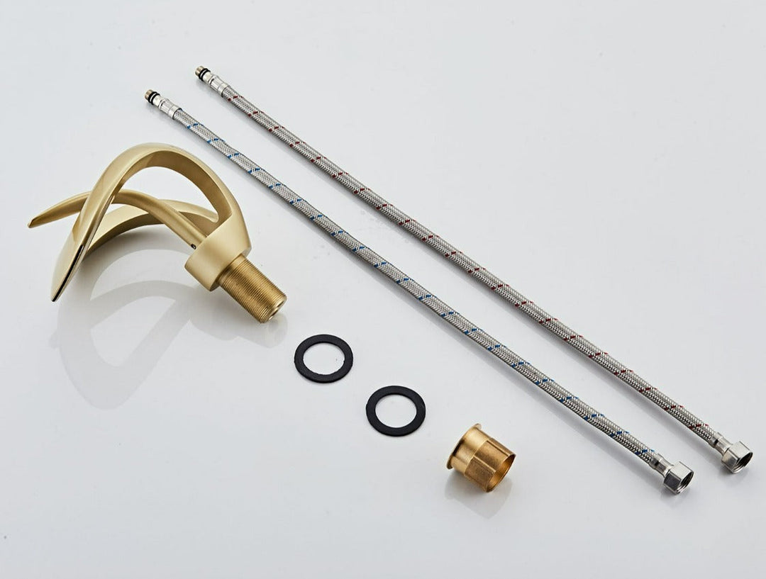 Robinet cascade doré brossé pour salle de bain. Design moderne et luxueux.