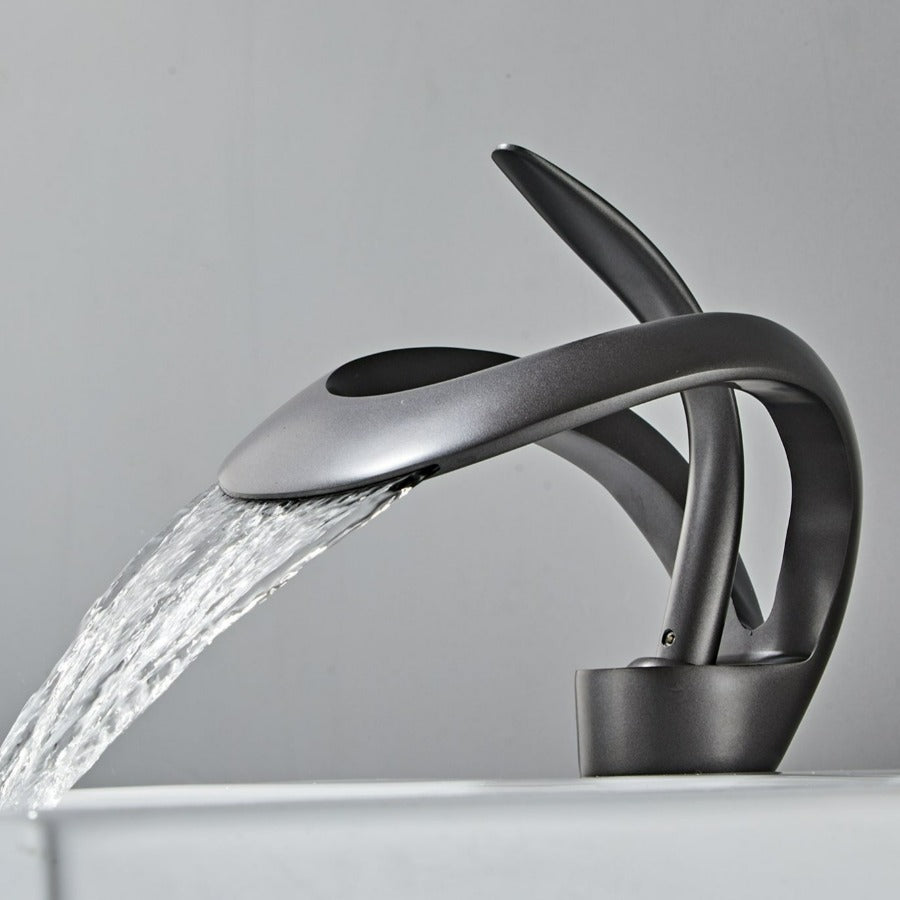 Robinet cascade doré brossé pour salle de bain. Design moderne et luxueux.