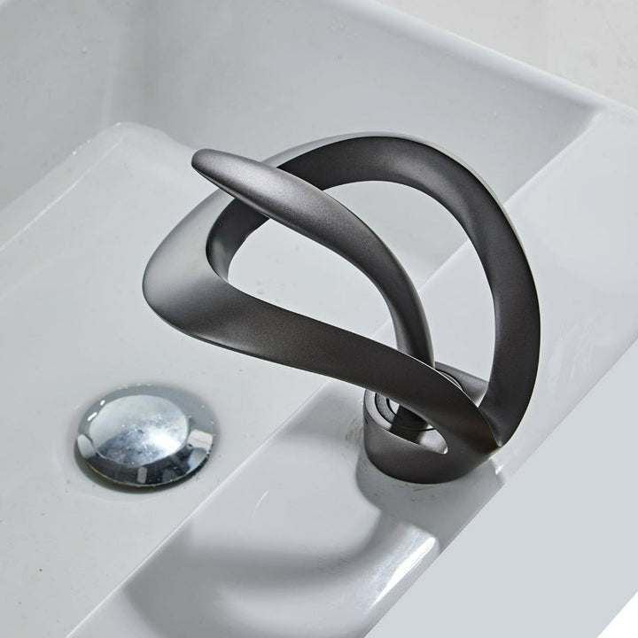 Robinet cascade doré brossé pour salle de bain. Design moderne et luxueux.
