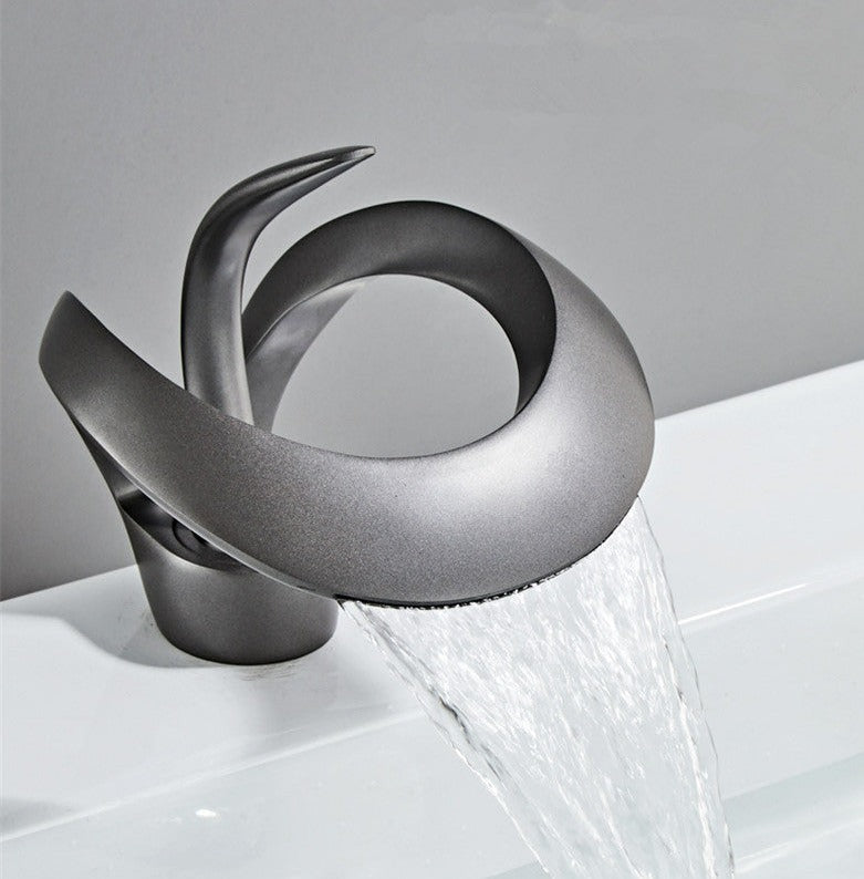 Robinet cascade doré brossé pour salle de bain. Design moderne et luxueux.
