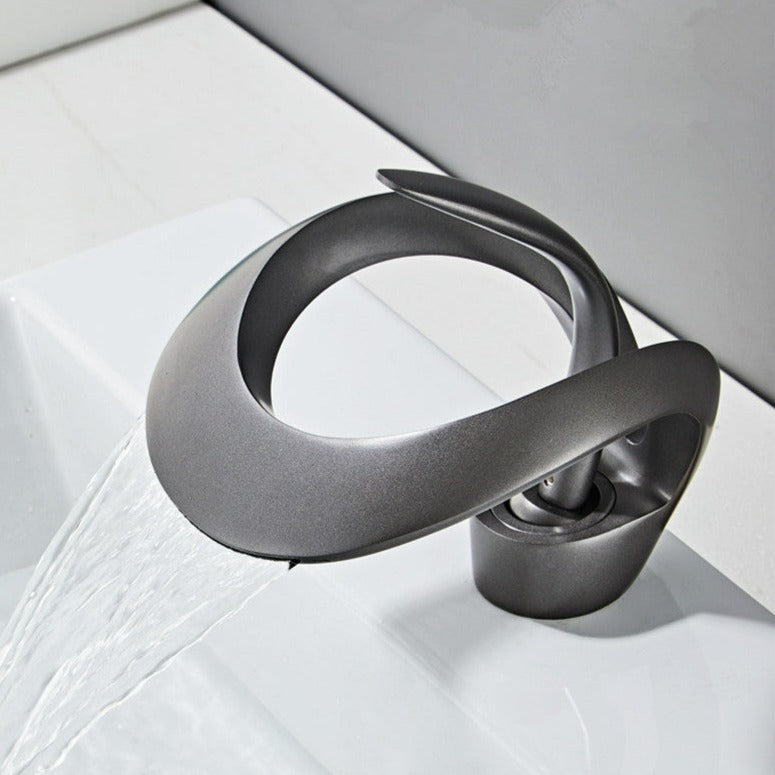 Robinet cascade doré brossé pour salle de bain. Design moderne et luxueux.