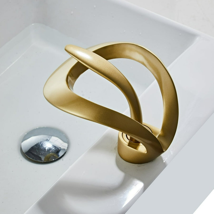 Robinet cascade doré brossé pour salle de bain. Design moderne et luxueux.
