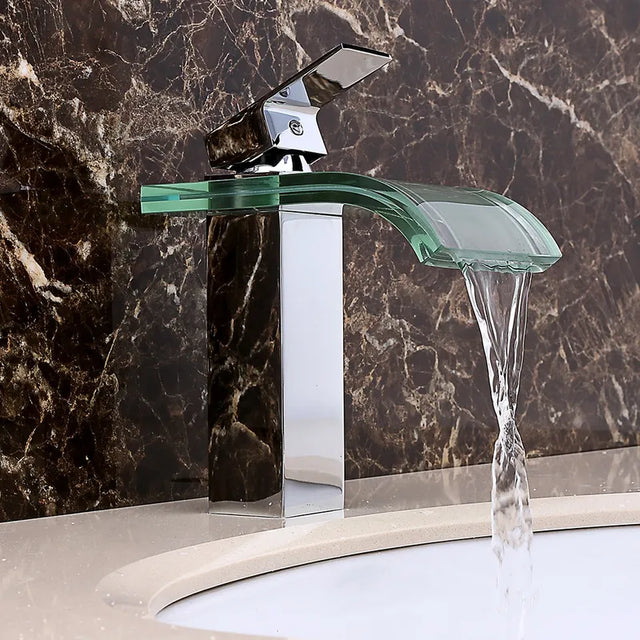 Robinet cascade salle de bain, design élégant et moderne, bec en cascade, flux d'eau doux.