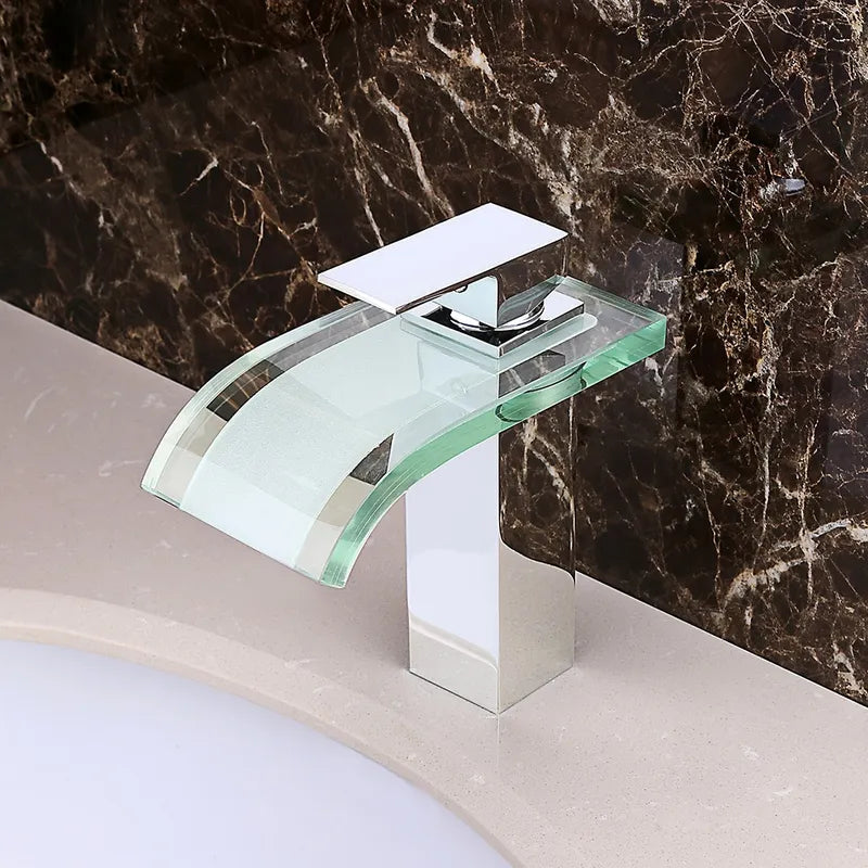 Robinet cascade salle de bain, design élégant et moderne, bec en cascade, flux d'eau doux.