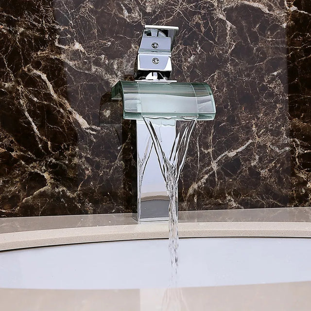 Robinet cascade salle de bain, design élégant et moderne, bec en cascade, flux d'eau doux.