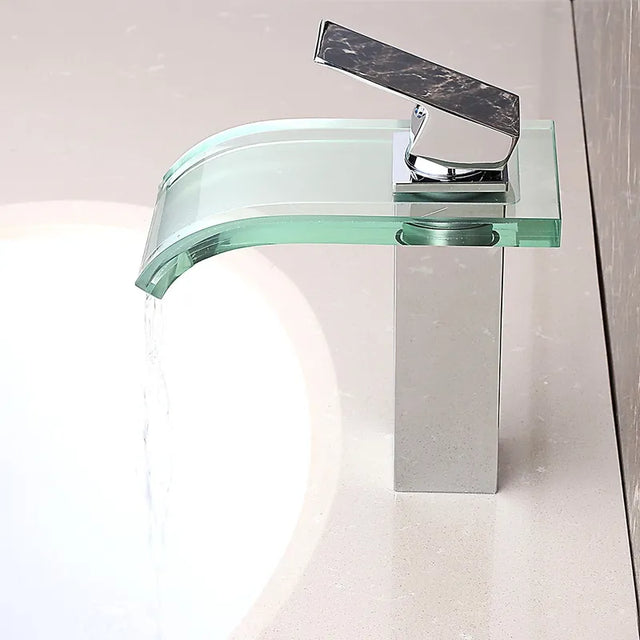 Robinet cascade salle de bain, design élégant et moderne, bec en cascade, flux d'eau doux.