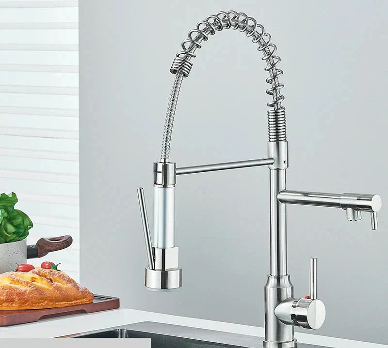 "Robinet de cuisine pivotant en acier inoxydable, design minimaliste, avec rotation 360°, pour flexibilité maximale."